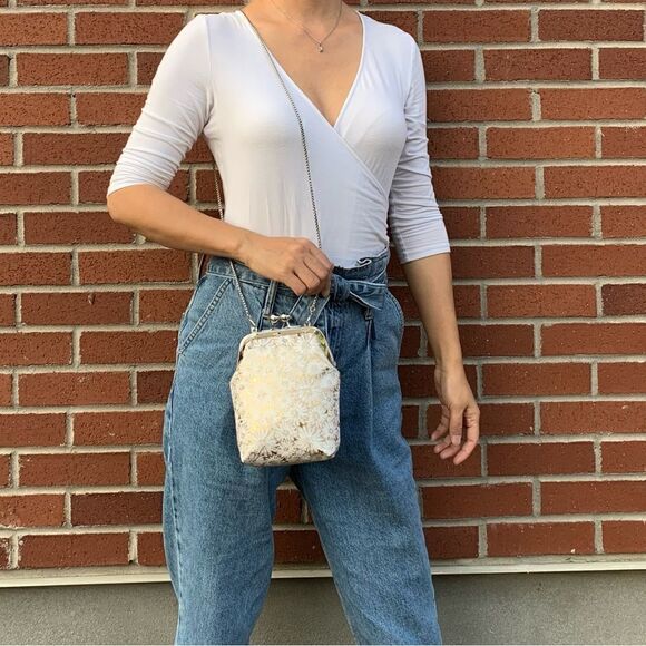 Handmade Vintage Style Genuine Leather Embossed Daisy Kisslock Phone Case/Pouch - Picture 4 of 12